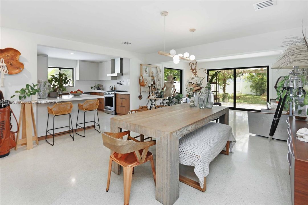 Recently Rented: $3,900 (2 beds, 1 baths, 1400 Square Feet)