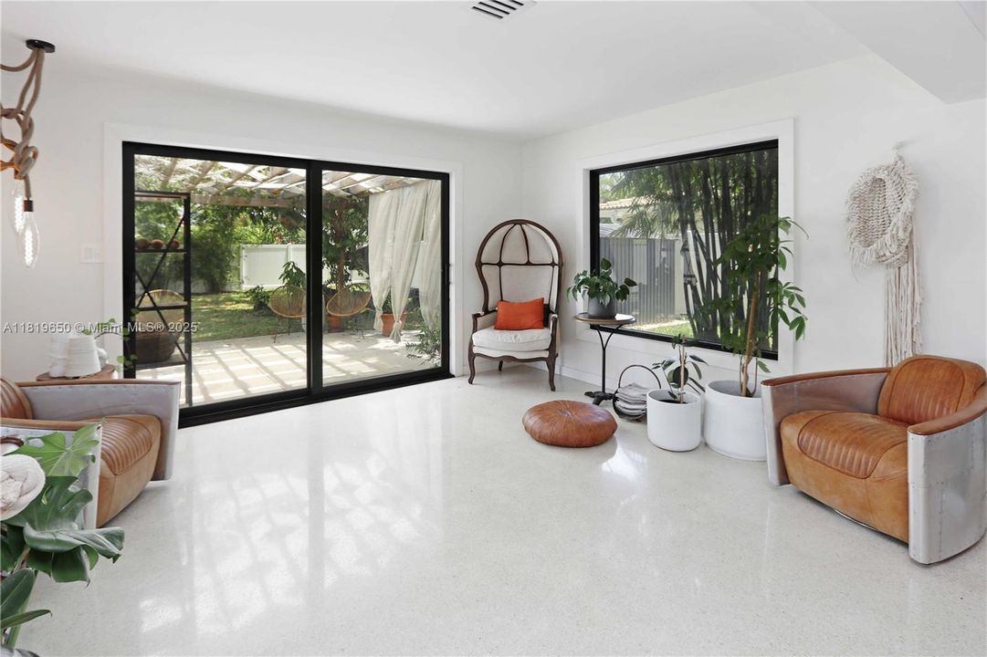 Recently Rented: $3,900 (2 beds, 1 baths, 1400 Square Feet)