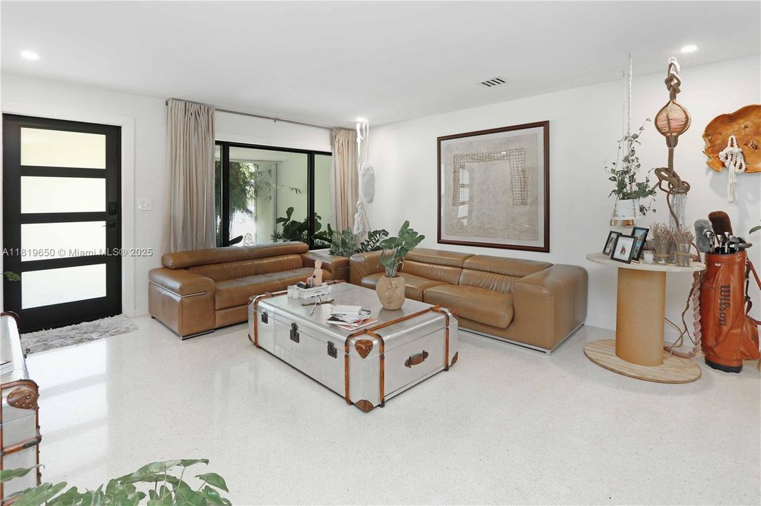 Recently Rented: $3,900 (2 beds, 1 baths, 1400 Square Feet)