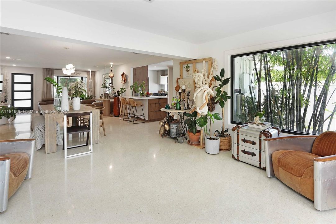 Recently Rented: $3,900 (2 beds, 1 baths, 1400 Square Feet)