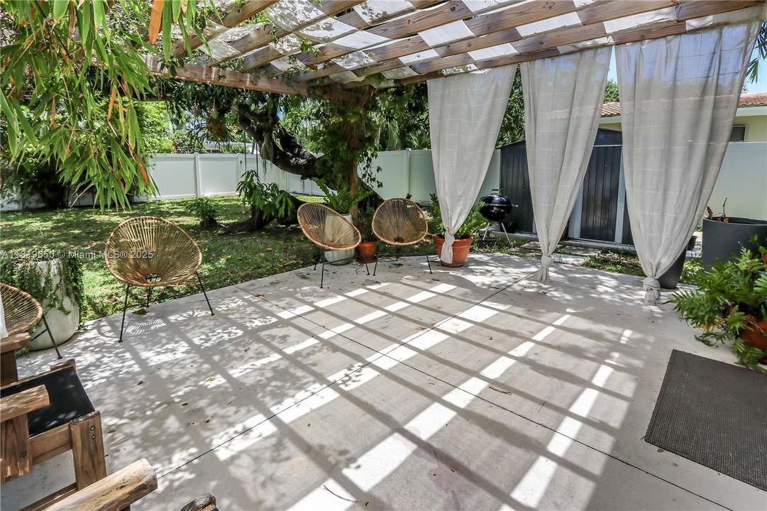 Recently Rented: $3,900 (2 beds, 1 baths, 1400 Square Feet)