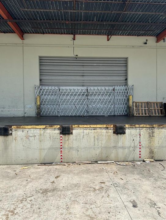 最近售出: $2,887,200 (0 贝兹, 0 浴室, 0 平方英尺)