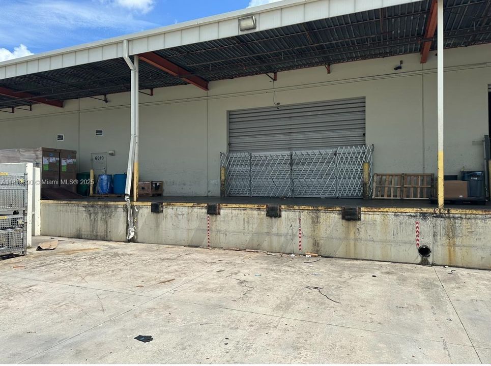 最近售出: $2,887,200 (0 贝兹, 0 浴室, 0 平方英尺)