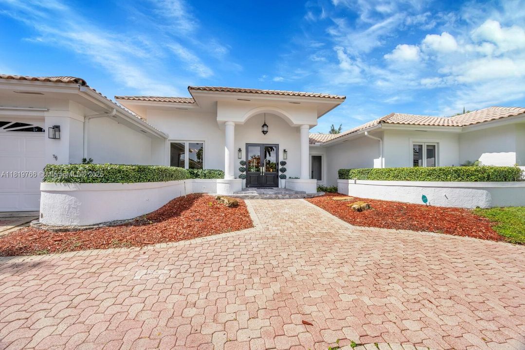 Recently Sold: $2,099,000 (5 beds, 4 baths, 3426 Square Feet)