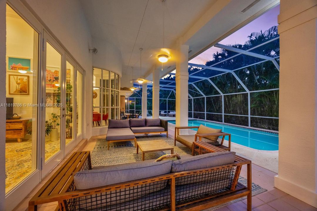 Recently Sold: $2,099,000 (5 beds, 4 baths, 3426 Square Feet)