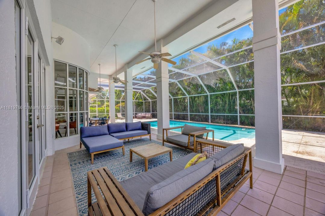 Recently Sold: $2,099,000 (5 beds, 4 baths, 3426 Square Feet)