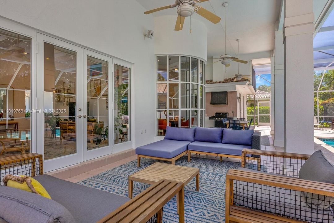 Recently Sold: $2,099,000 (5 beds, 4 baths, 3426 Square Feet)