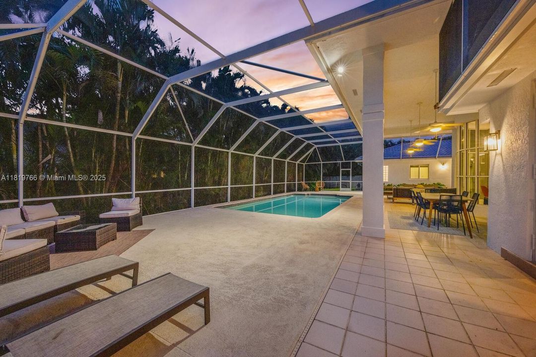 Recently Sold: $2,099,000 (5 beds, 4 baths, 3426 Square Feet)