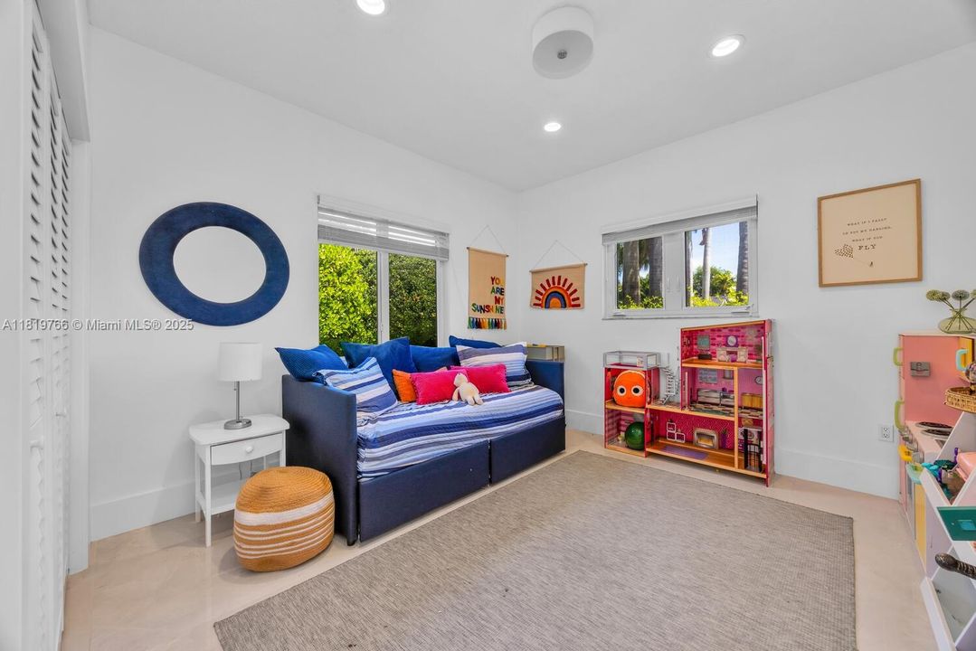 Recently Sold: $2,099,000 (5 beds, 4 baths, 3426 Square Feet)