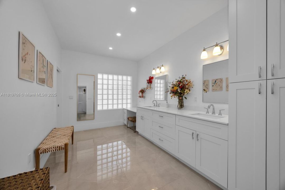 Recently Sold: $2,099,000 (5 beds, 4 baths, 3426 Square Feet)