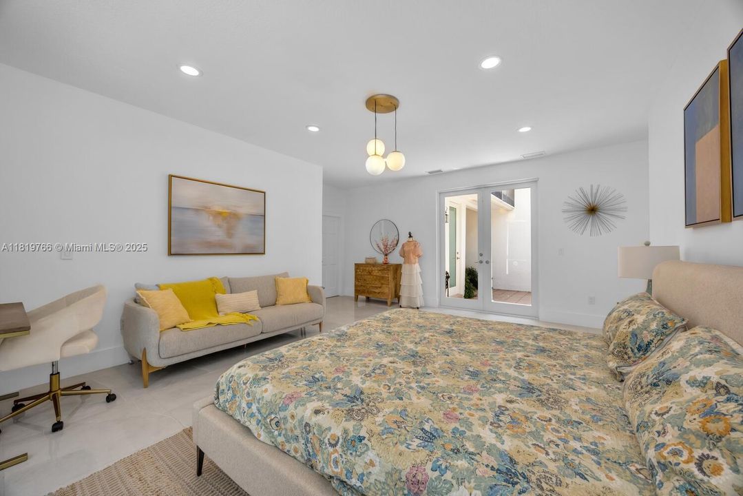 Recently Sold: $2,099,000 (5 beds, 4 baths, 3426 Square Feet)