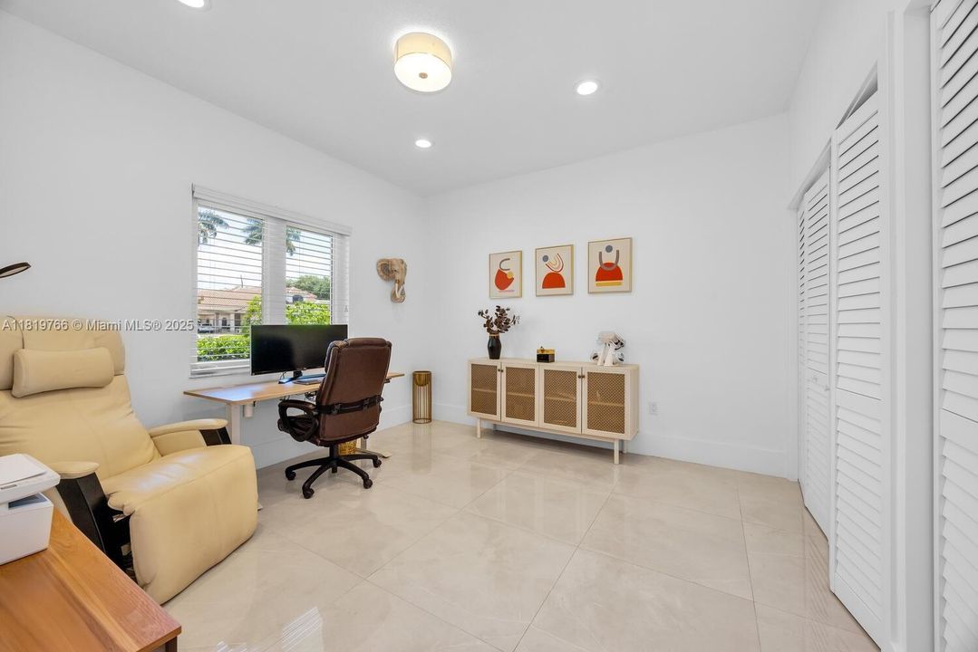 Recently Sold: $2,099,000 (5 beds, 4 baths, 3426 Square Feet)