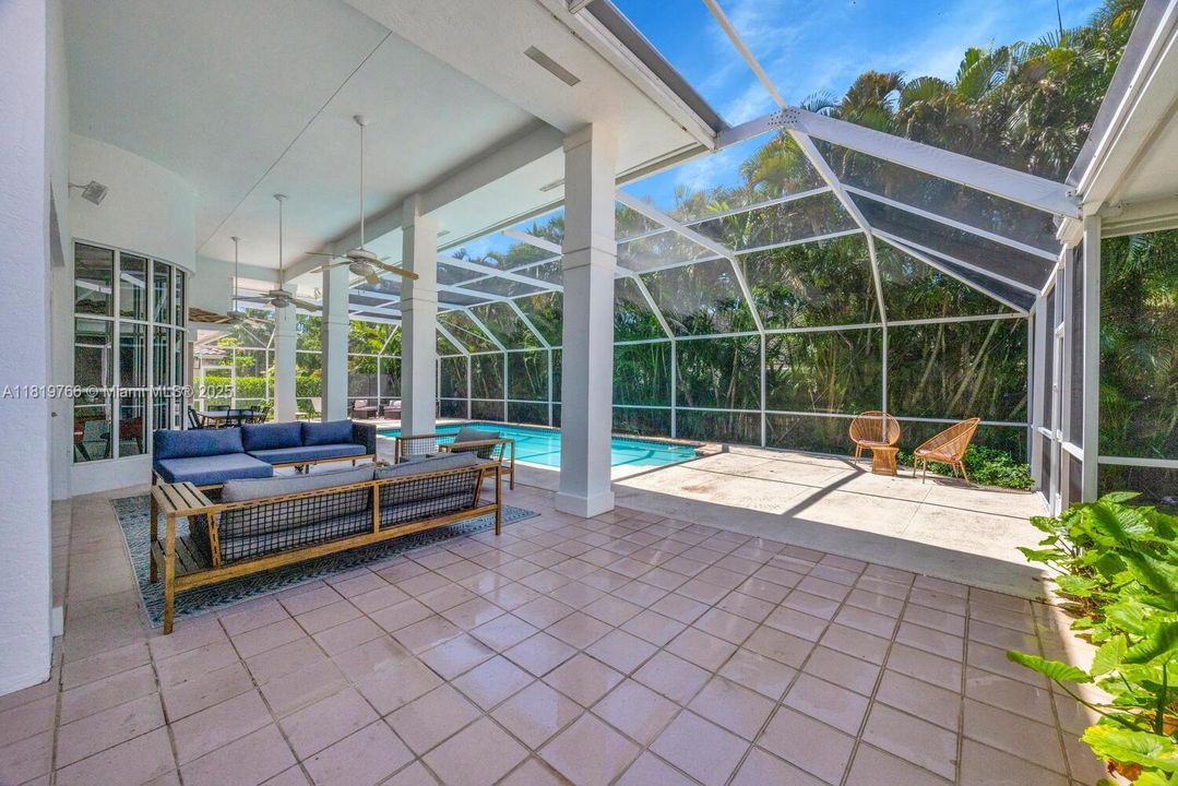 Recently Sold: $2,099,000 (5 beds, 4 baths, 3426 Square Feet)