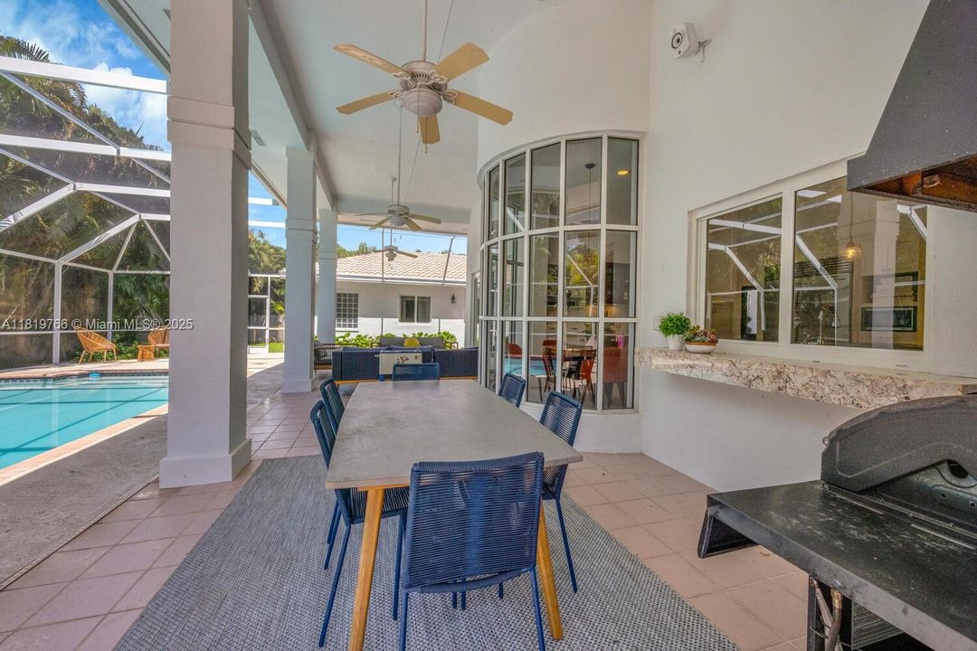 Recently Sold: $2,099,000 (5 beds, 4 baths, 3426 Square Feet)