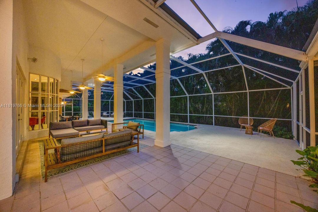 Recently Sold: $2,099,000 (5 beds, 4 baths, 3426 Square Feet)