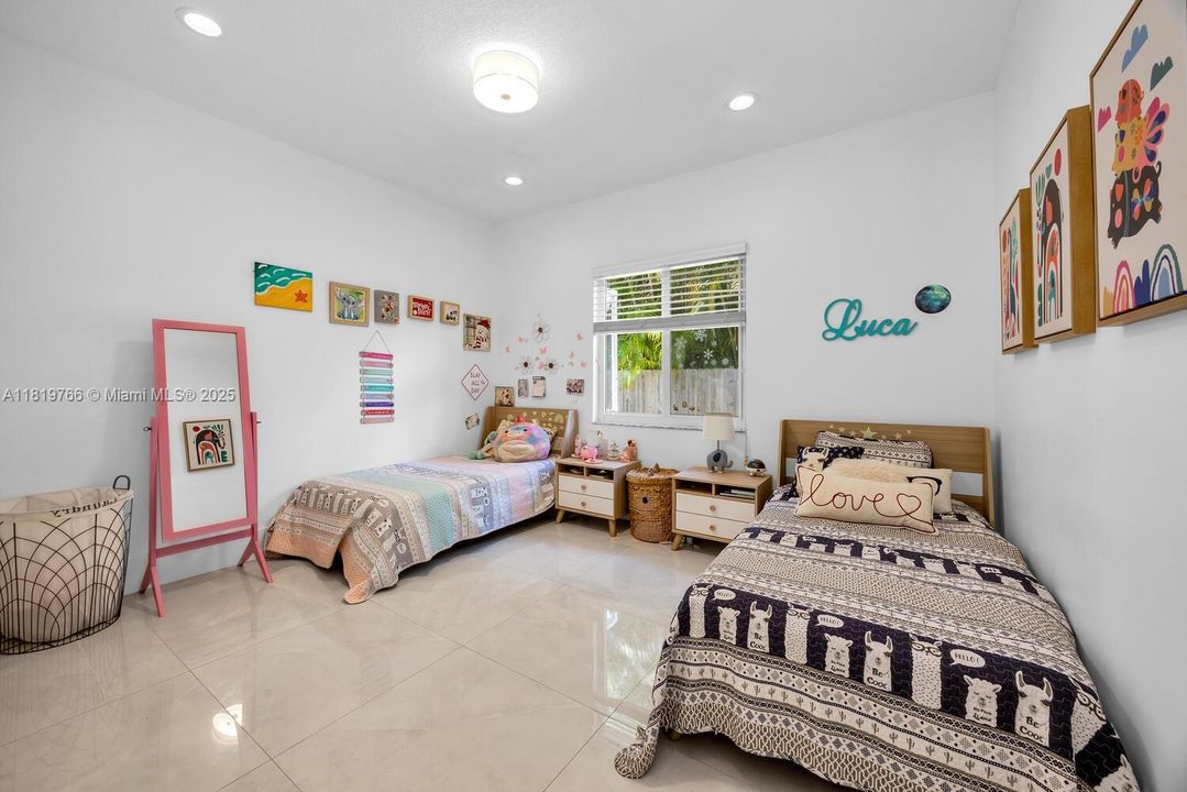 Recently Sold: $2,099,000 (5 beds, 4 baths, 3426 Square Feet)