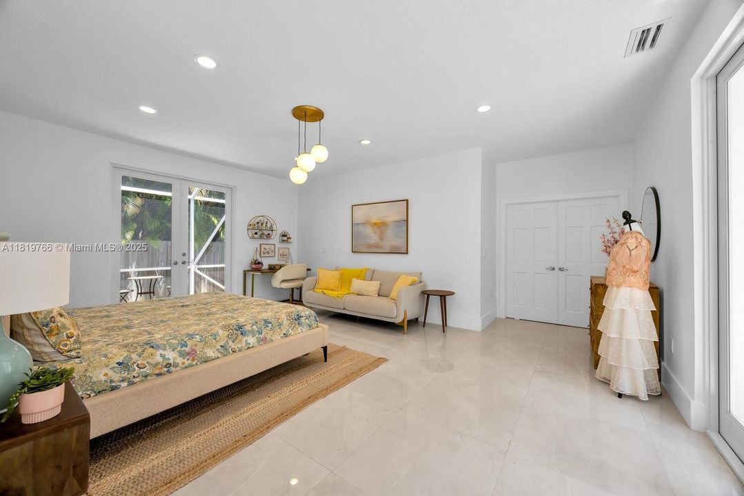 Recently Sold: $2,099,000 (5 beds, 4 baths, 3426 Square Feet)