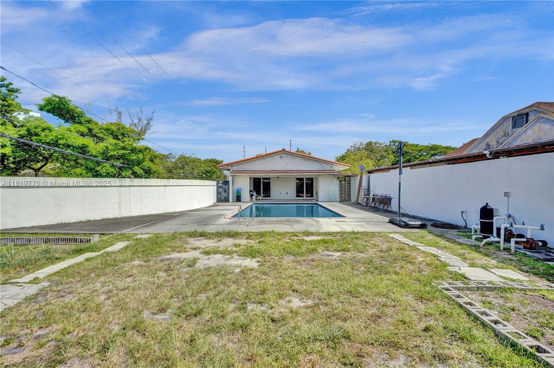 Vendido Recientemente: $649,995 (3 camas, 2 baños, 1413 Pies cuadrados)