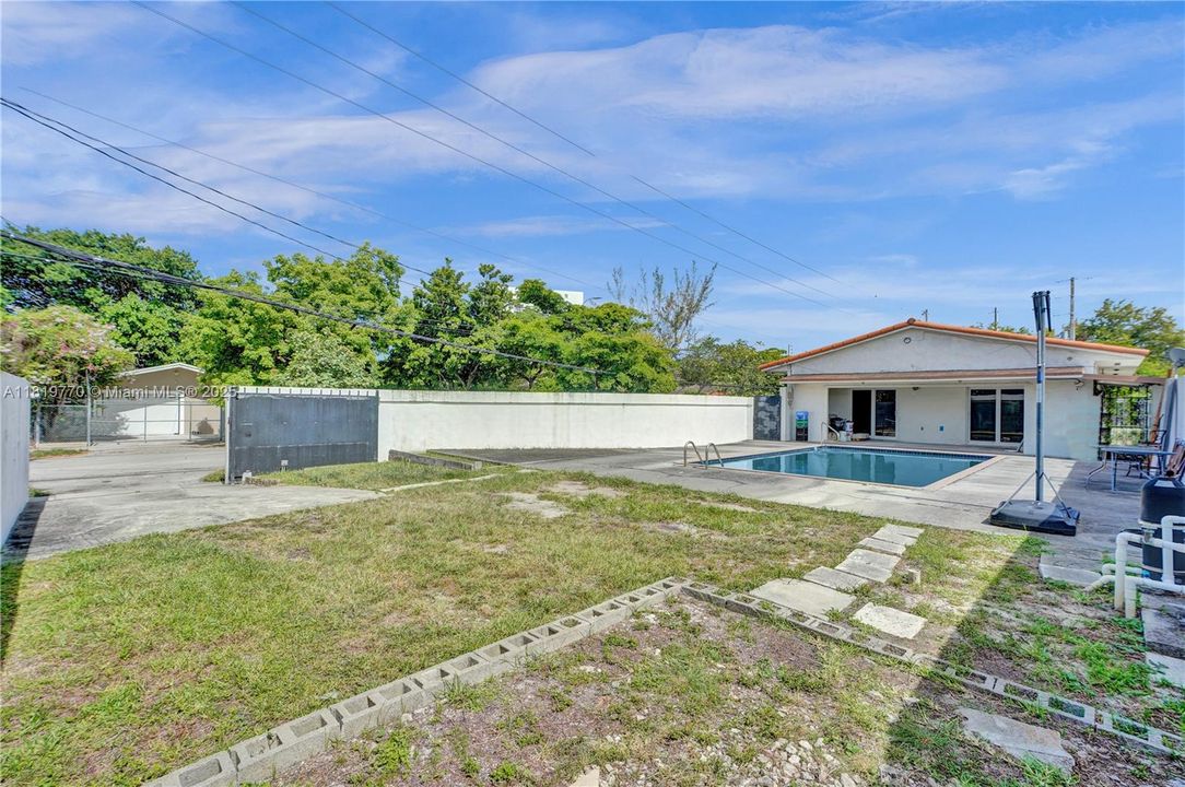 Vendido Recientemente: $649,995 (3 camas, 2 baños, 1413 Pies cuadrados)