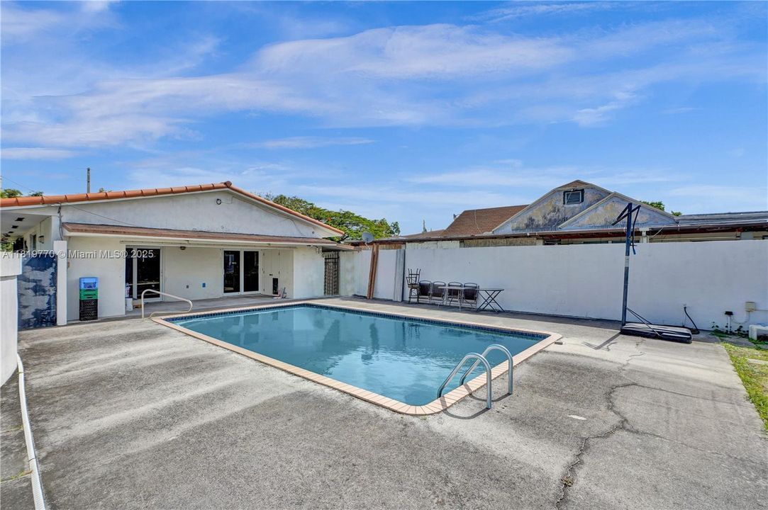 Vendido Recientemente: $649,995 (3 camas, 2 baños, 1413 Pies cuadrados)