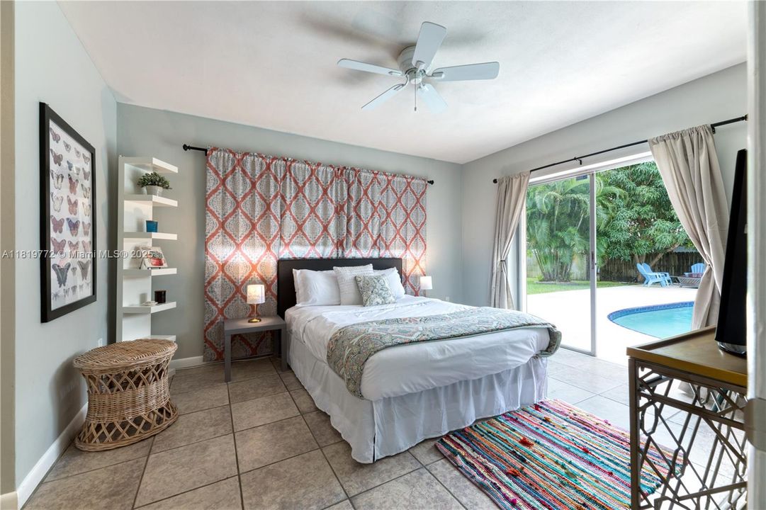 Queen bed & en-suite bathroom in 2nd bedroom.