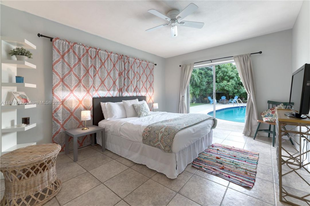 Queen bed & en-suite bathroom in 2nd bedroom.