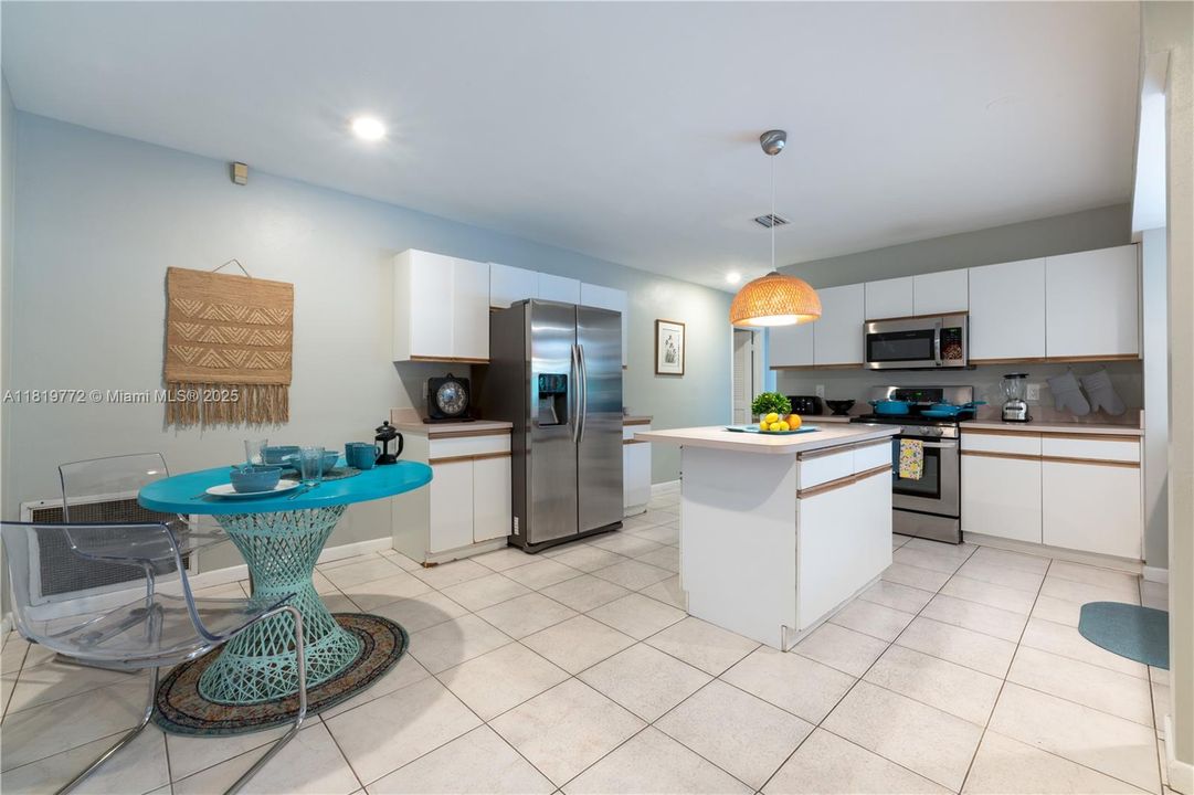 For Rent: $11,500 (3 beds, 3 baths, 1845 Square Feet)