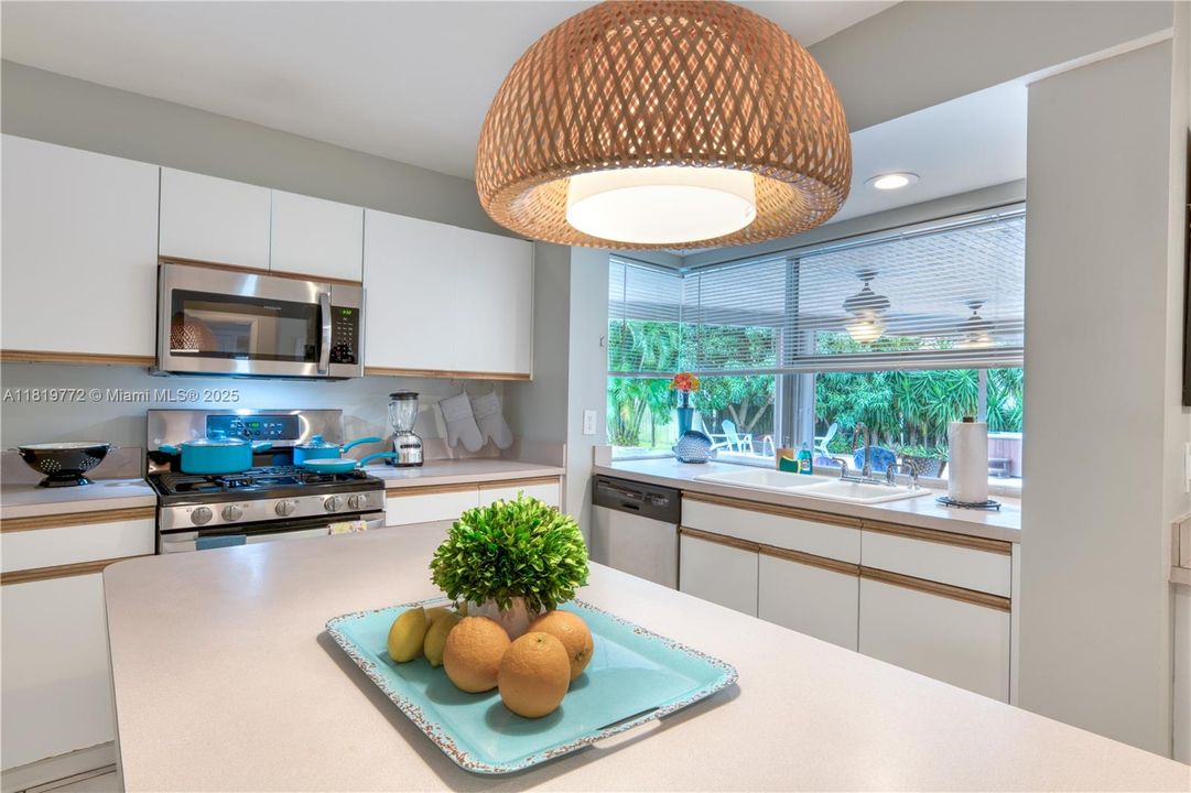 For Rent: $11,500 (3 beds, 3 baths, 1845 Square Feet)