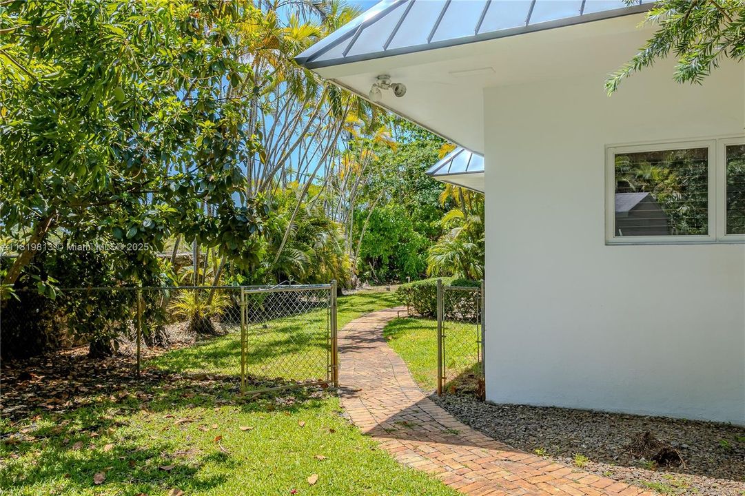 For Rent: $15,000 (6 beds, 5 baths, 4825 Square Feet)