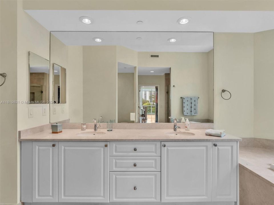 En Venta: $2,389,000 (3 camas, 4 baños, 3774 Pies cuadrados)