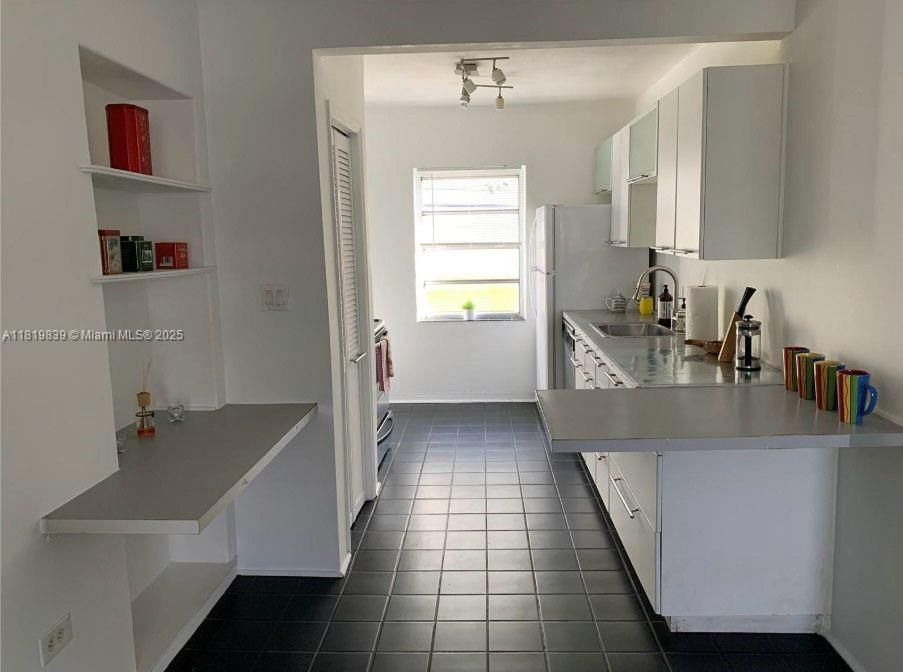 待售: $190,000 (2 贝兹, 1 浴室, 855 平方英尺)