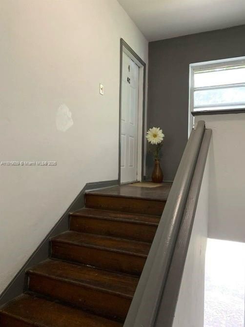 待售: $190,000 (2 贝兹, 1 浴室, 855 平方英尺)