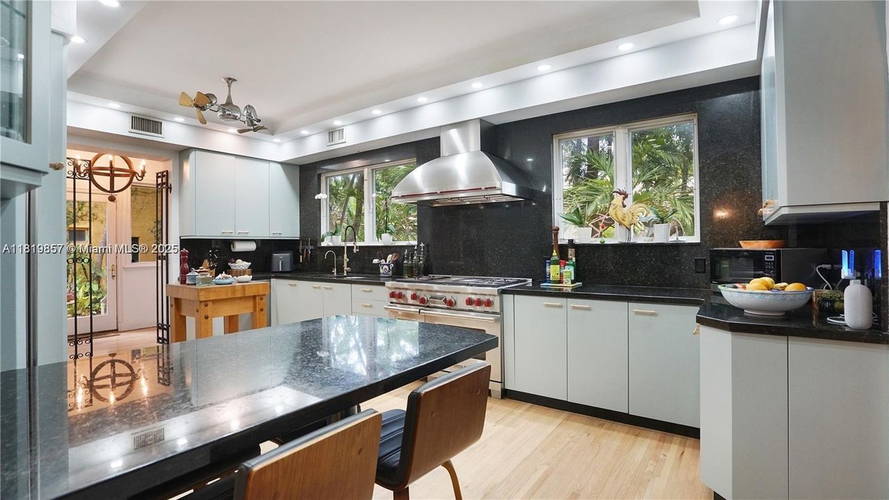 На продажу: $5,995,000 (4 спален, 3 ванн, 5052 Квадратных фут)