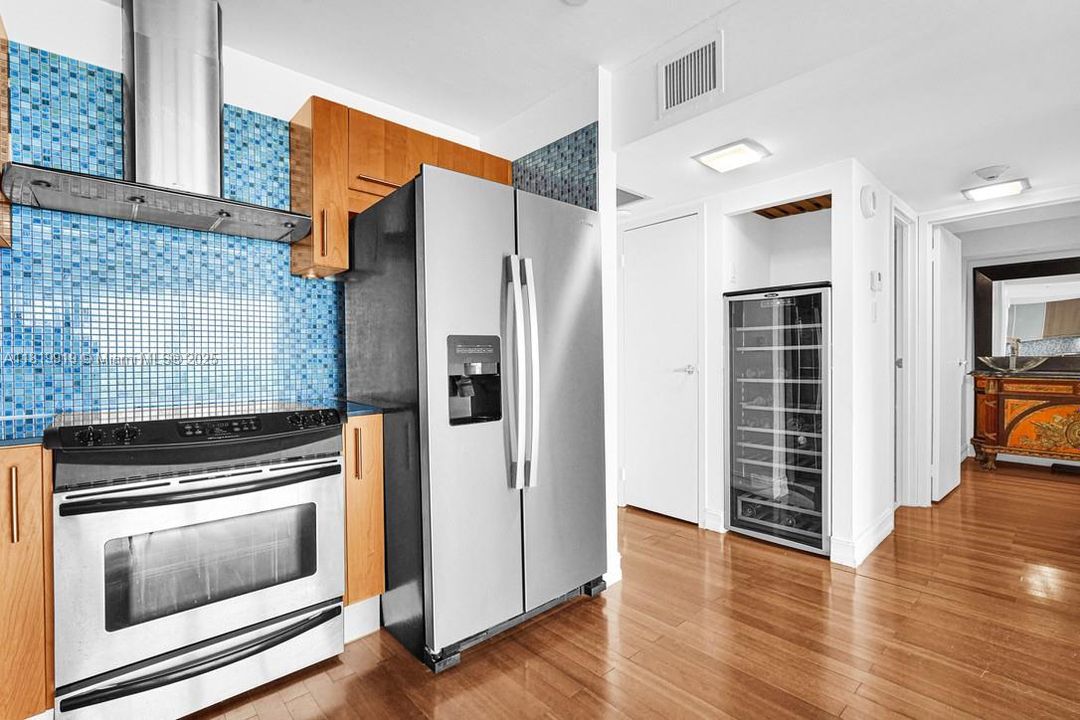 最近售出: $369,000 (1 贝兹, 1 浴室, 991 平方英尺)