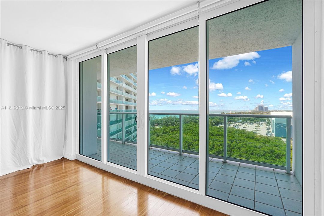 最近售出: $369,000 (1 贝兹, 1 浴室, 991 平方英尺)