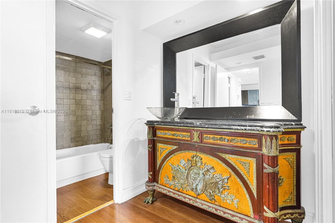 最近售出: $369,000 (1 贝兹, 1 浴室, 991 平方英尺)