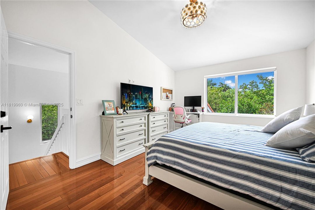 Vendido Recientemente: $918,000 (3 camas, 2 baños, 1919 Pies cuadrados)