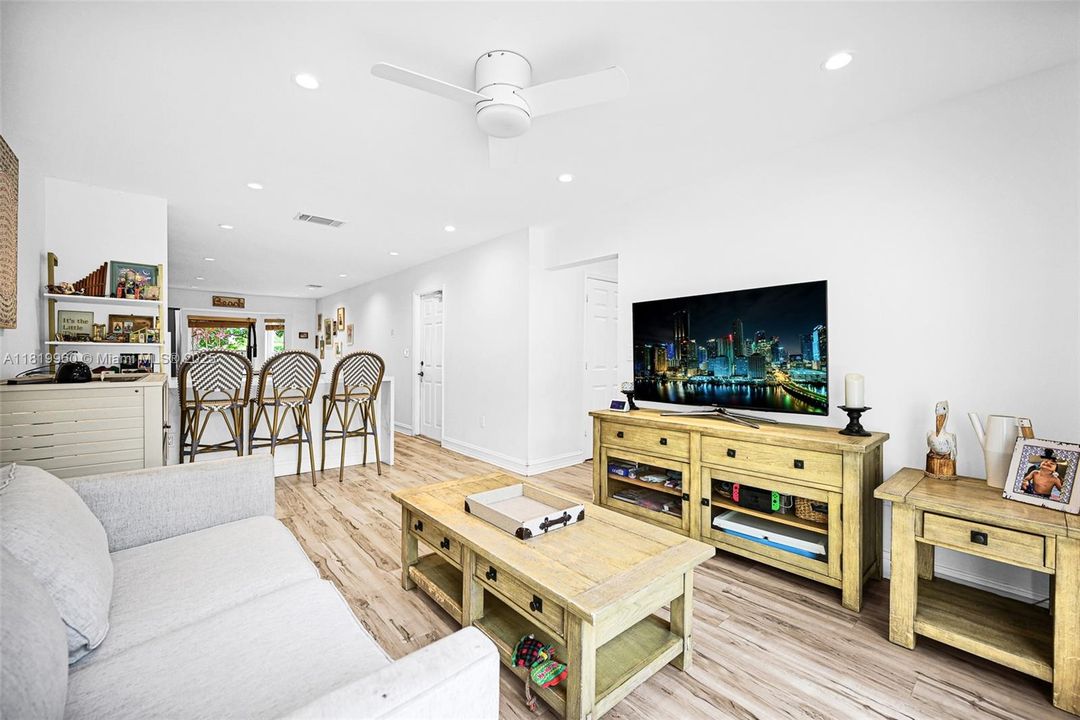 Vendido Recientemente: $918,000 (3 camas, 2 baños, 1919 Pies cuadrados)