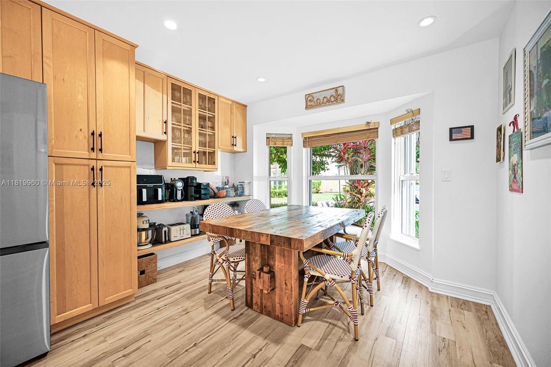 Vendido Recientemente: $918,000 (3 camas, 2 baños, 1919 Pies cuadrados)