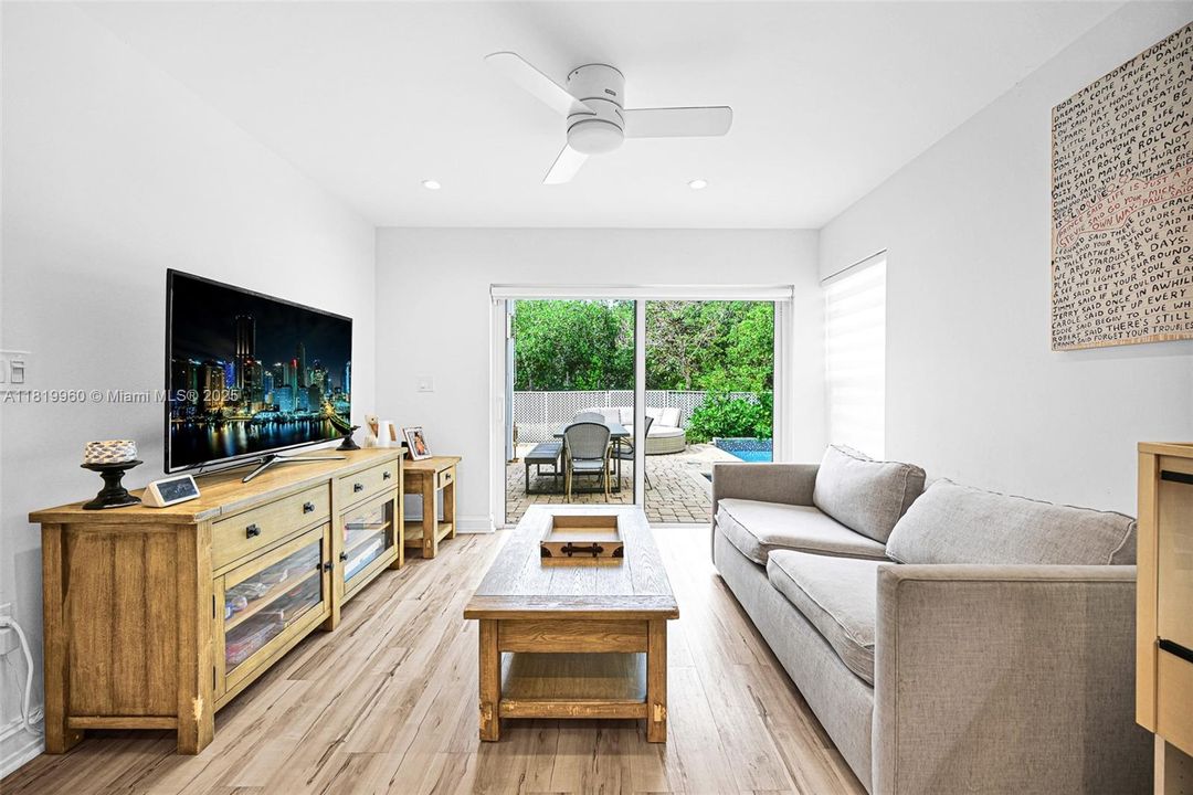 Vendido Recientemente: $918,000 (3 camas, 2 baños, 1919 Pies cuadrados)