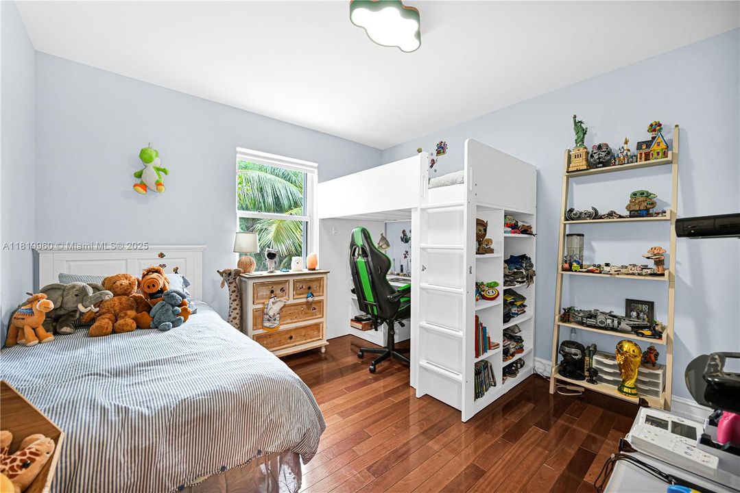 Vendido Recientemente: $918,000 (3 camas, 2 baños, 1919 Pies cuadrados)