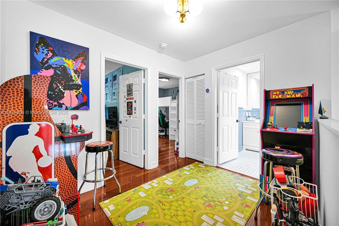 Vendido Recientemente: $918,000 (3 camas, 2 baños, 1919 Pies cuadrados)