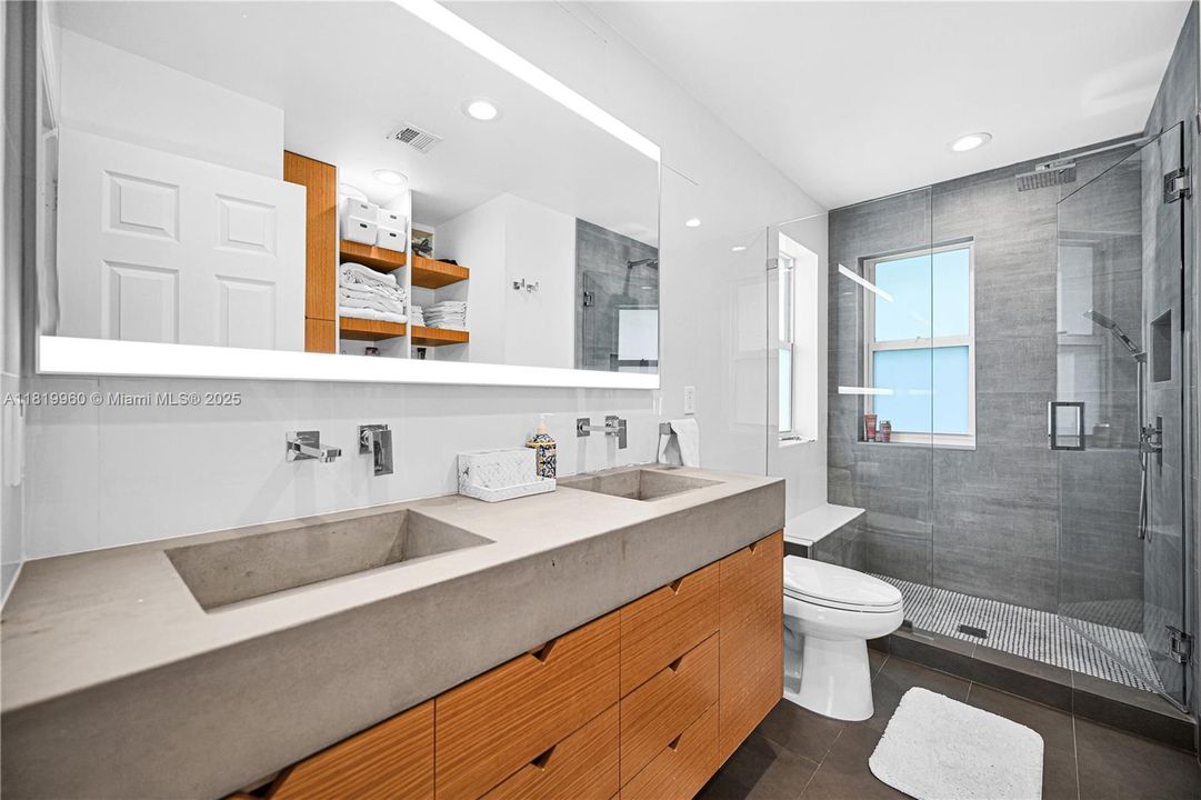 Vendido Recientemente: $918,000 (3 camas, 2 baños, 1919 Pies cuadrados)