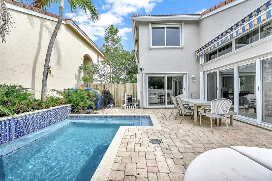 Vendido Recientemente: $918,000 (3 camas, 2 baños, 1919 Pies cuadrados)