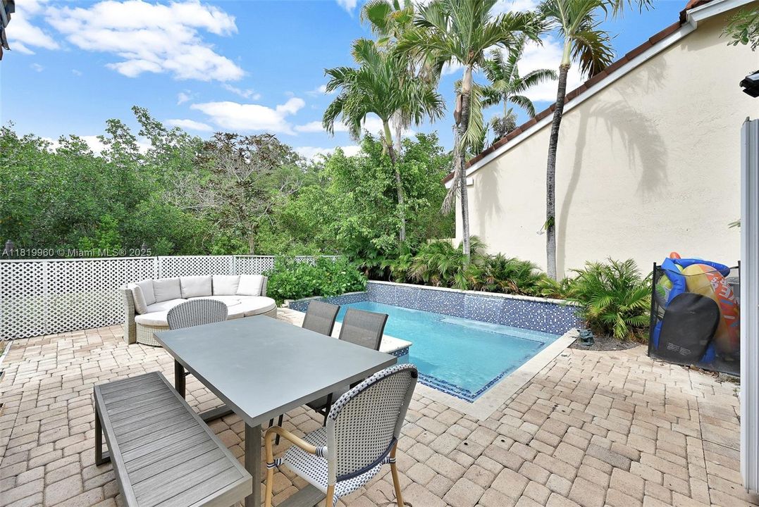 Vendido Recientemente: $918,000 (3 camas, 2 baños, 1919 Pies cuadrados)