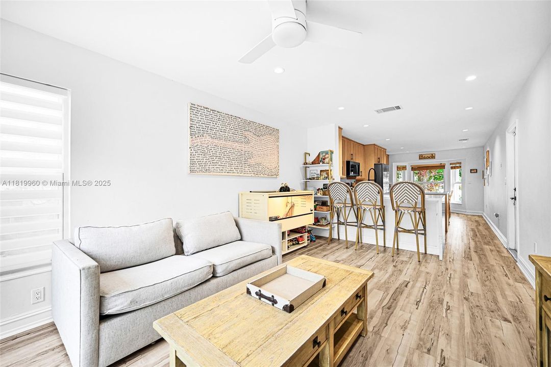 Vendido Recientemente: $918,000 (3 camas, 2 baños, 1919 Pies cuadrados)