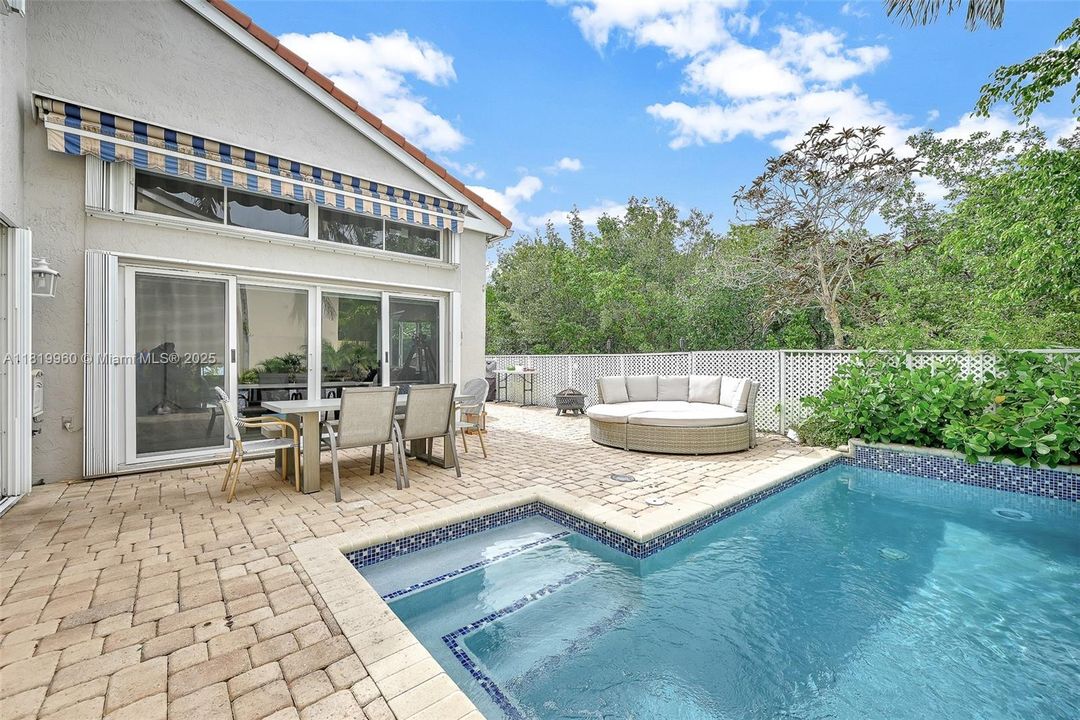 Vendido Recientemente: $918,000 (3 camas, 2 baños, 1919 Pies cuadrados)