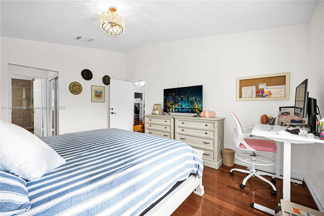 Vendido Recientemente: $918,000 (3 camas, 2 baños, 1919 Pies cuadrados)