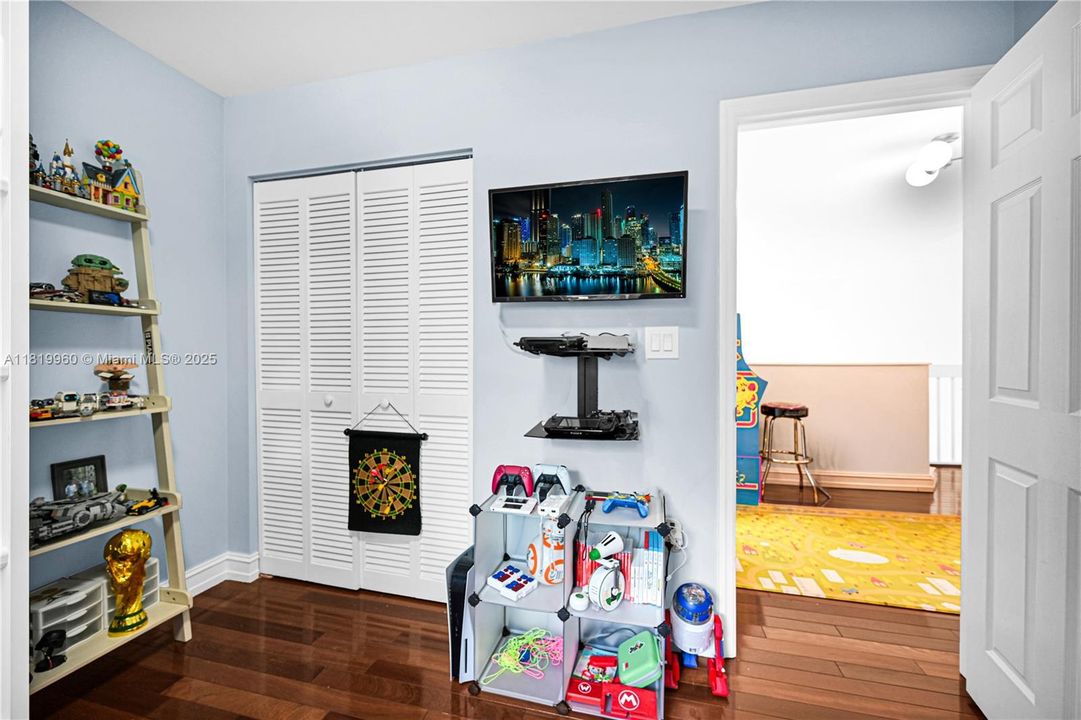 Vendido Recientemente: $918,000 (3 camas, 2 baños, 1919 Pies cuadrados)