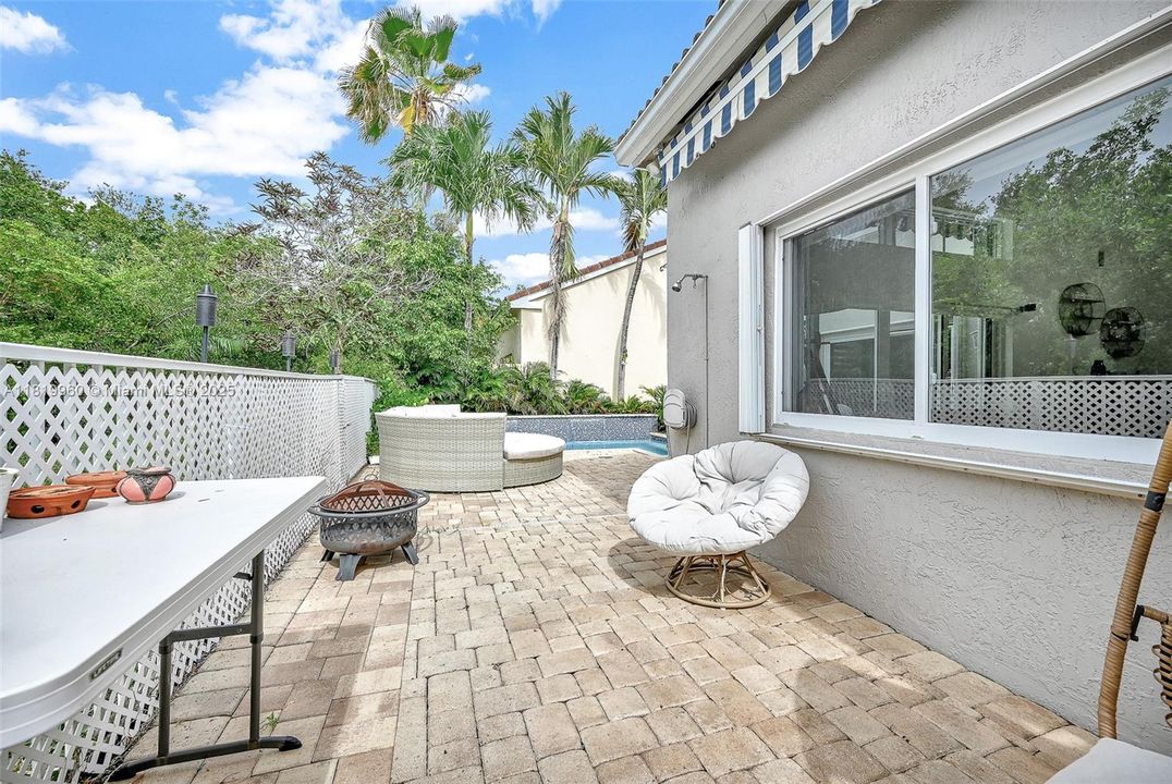 Vendido Recientemente: $918,000 (3 camas, 2 baños, 1919 Pies cuadrados)